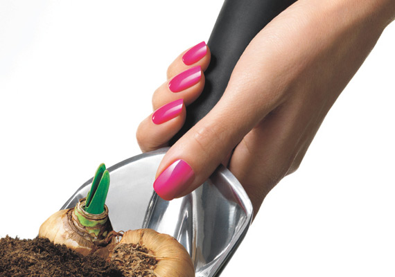 CND Shellac&trade; cures within minutes and resists damage for 14+ days of superior colour.